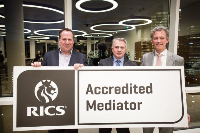 Nederland, Amsterdam, 7 december 2016 Introductie RICS mediation bij Nauta Dutilh. vlnr Maarten Vermeulen, managing director RICS Europa, John Fletcher, RICS product group director ADR (Alternative Dispute Resolution) en Cosmo Schuurmans RICS mediator. foto: Elmer van der Marel